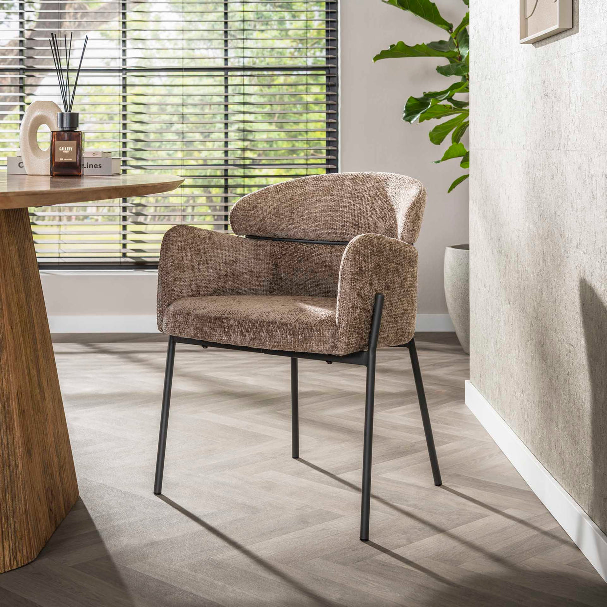 Dining chair Lola Bouclé fabric Champagne with round back and arm