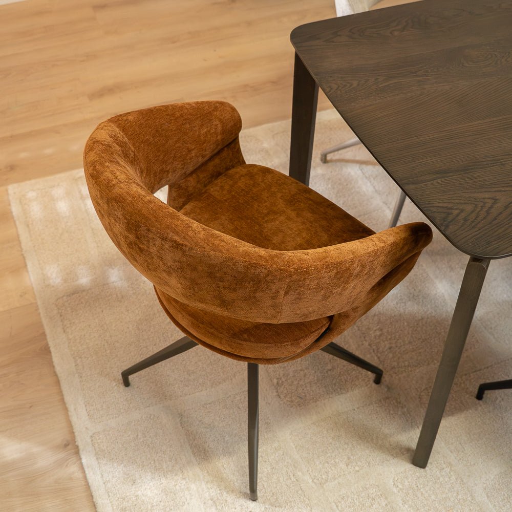 Eetkamerstoelen-Eetkamerstoel Suzie draaibaar velvet oker Geel-Dimehouse