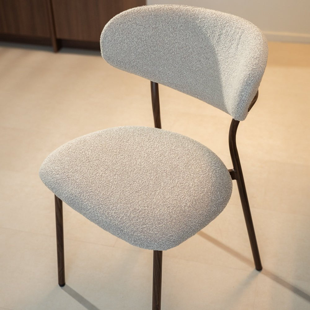 Eetkamerstoelen-Eetkamerstoel bouclé zandkleur Uma - walnootlook frame - Japandi-Dimehouse