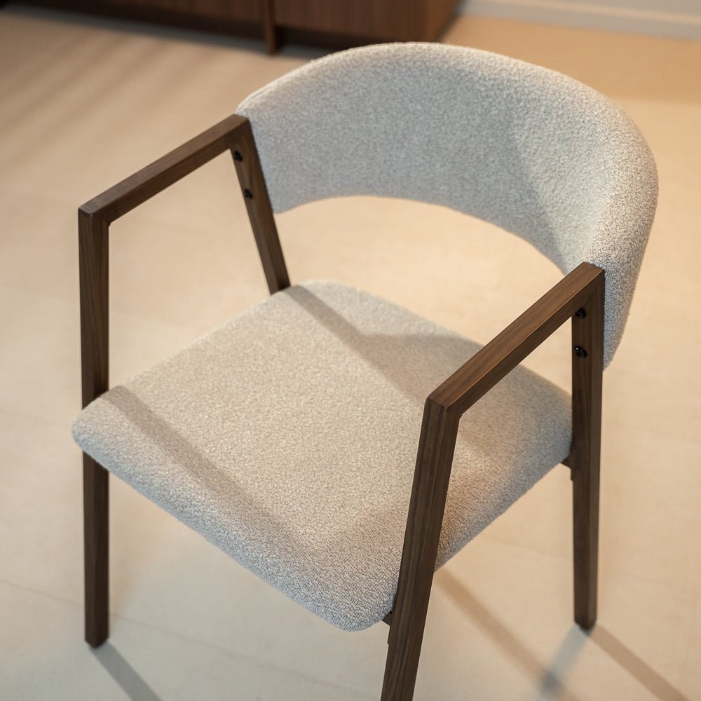 Eetkamerstoelen-Japandi eetkamerstoel zandkleur bouclé Kyo - walnoot frame - met armleuning-Dimehouse