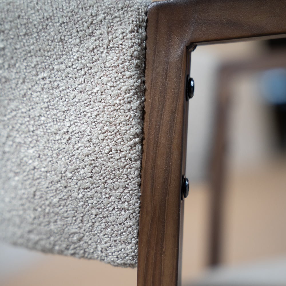 Eetkamerstoelen-Japandi eetkamerstoel zandkleur bouclé Kyo - walnoot frame - met armleuning-Dimehouse