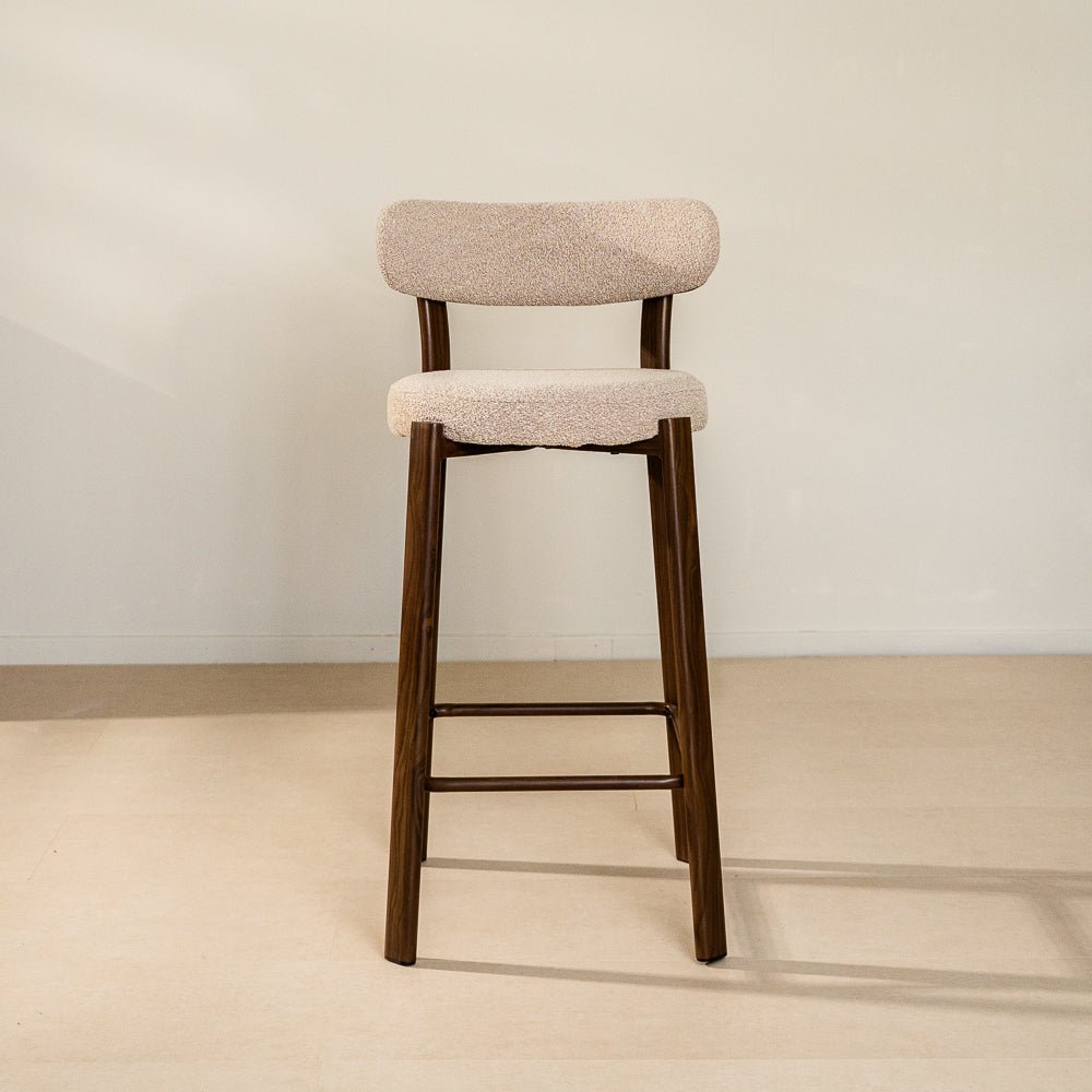 Barkrukken-Barstoel bouclé zandkleur Aiko - walnootlook frame - Japandi-Dimehouse
