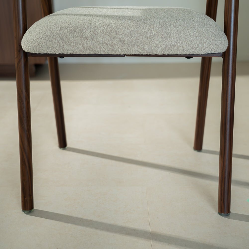 Eetkamerstoelen-Japandi Eetkamerstoel Zandkleur Bouclé Suki - Walnoot Frame - Met Armleuning-Dimehouse