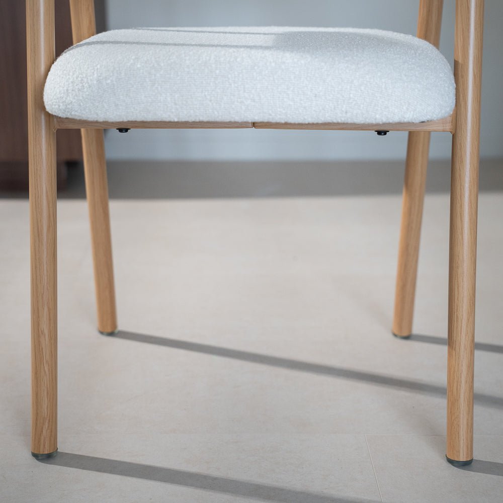 Eetkamerstoelen-Japandi Eetkamerstoel Beige Bouclé Suki - Eikenlook Frame - Met Armleuning-Dimehouse