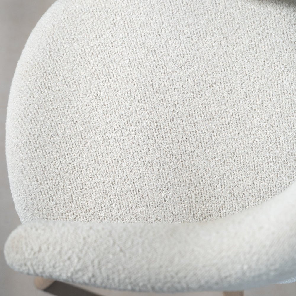 Eetkamerstoelen-Japandi Eetkamerstoel Beige Bouclé Suki - Eikenlook Frame - Met Armleuning-Dimehouse