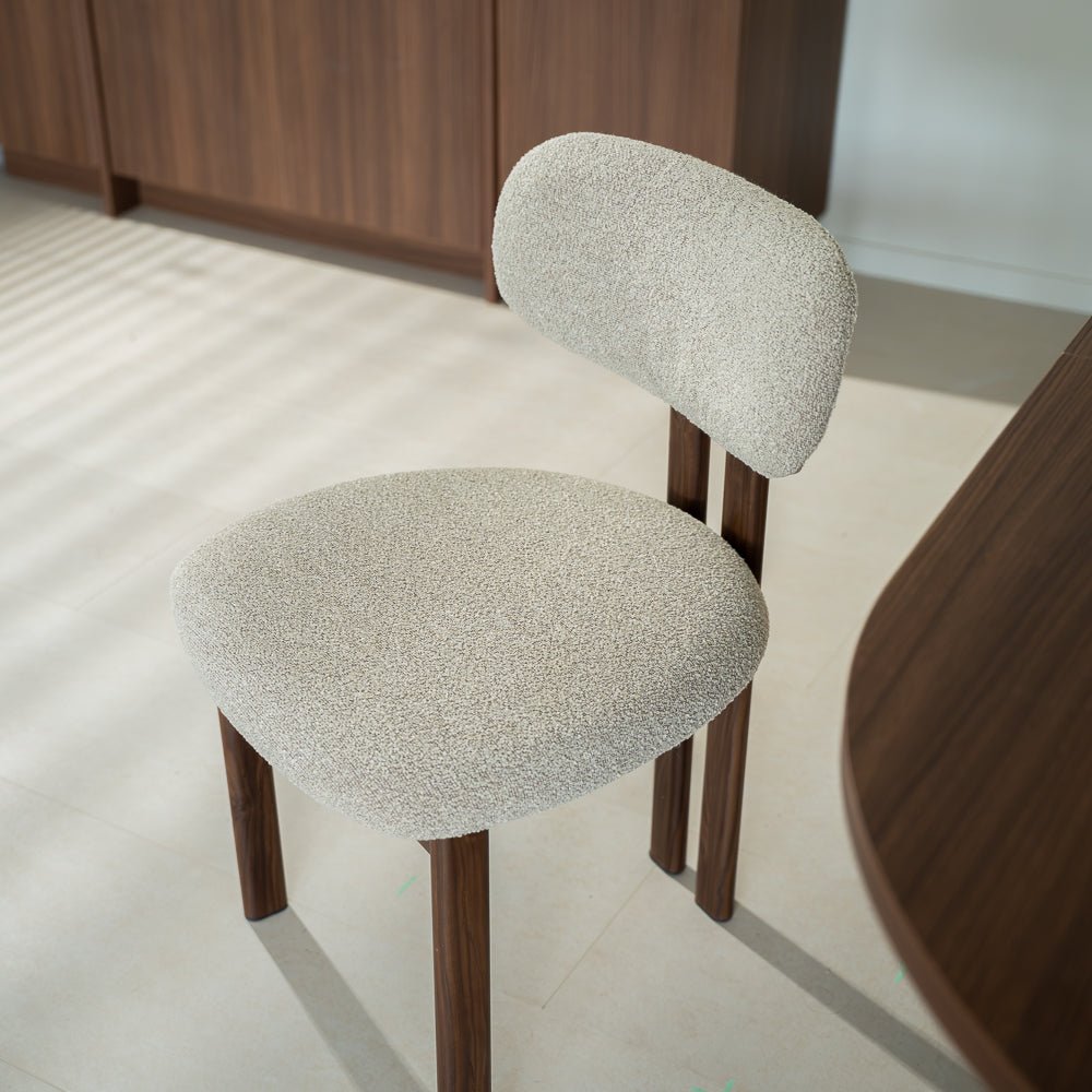 Eetkamerstoelen-Japandi Eetkamerstoel Miyo Bouclé Zandkleur - Walnootlook Frame-Dimehouse