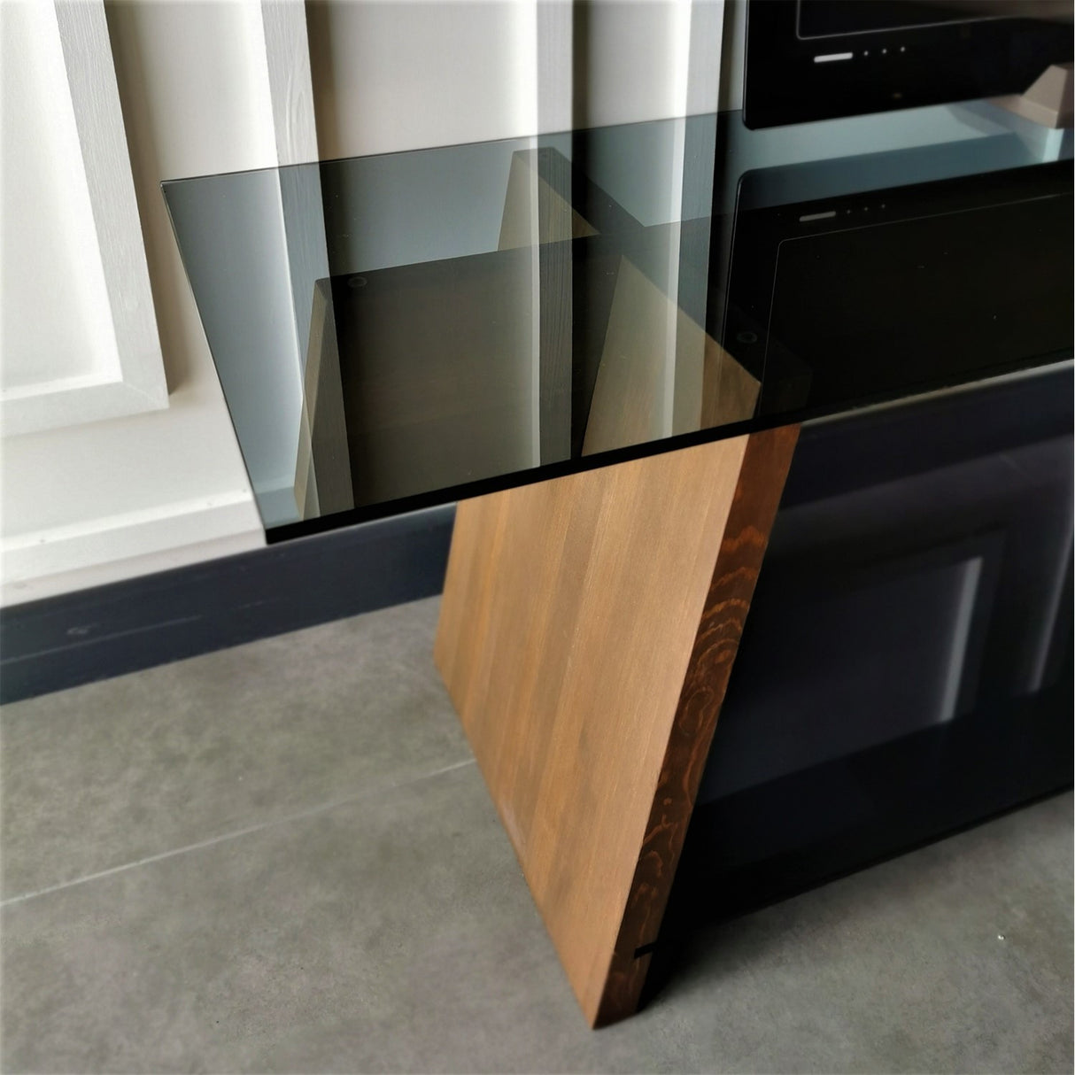 TV Meubels - TV Meubel Coral Walnoot Zwart Glas 158x45x40 cm - Dimehouse