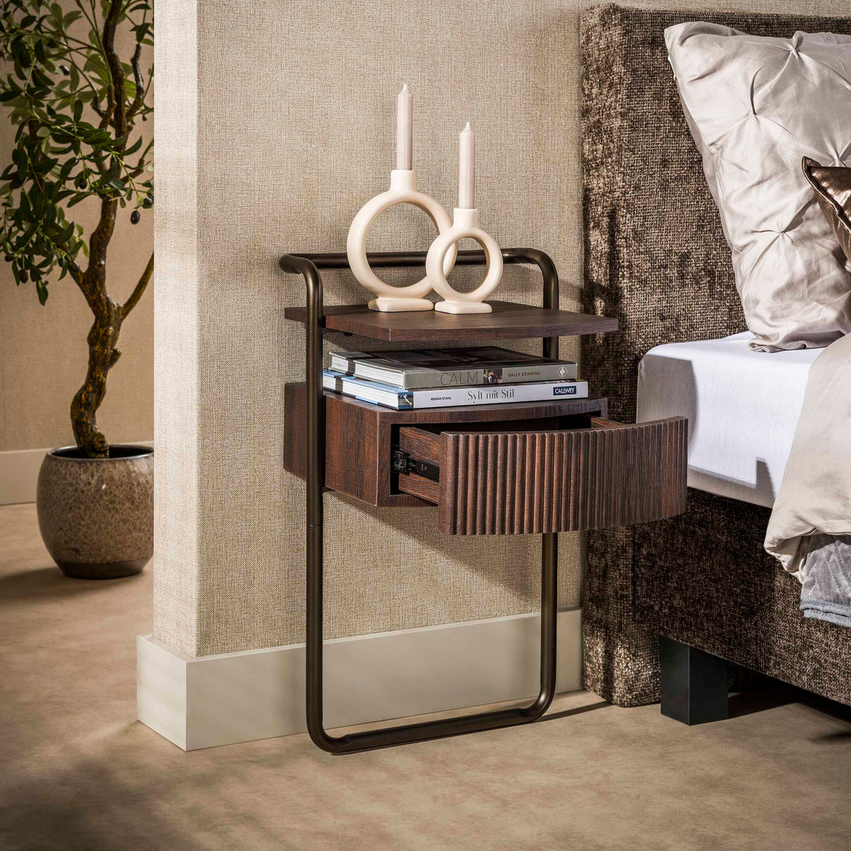 Nachtkastje met 1 lade donkerbruin hout brons frame Blaze