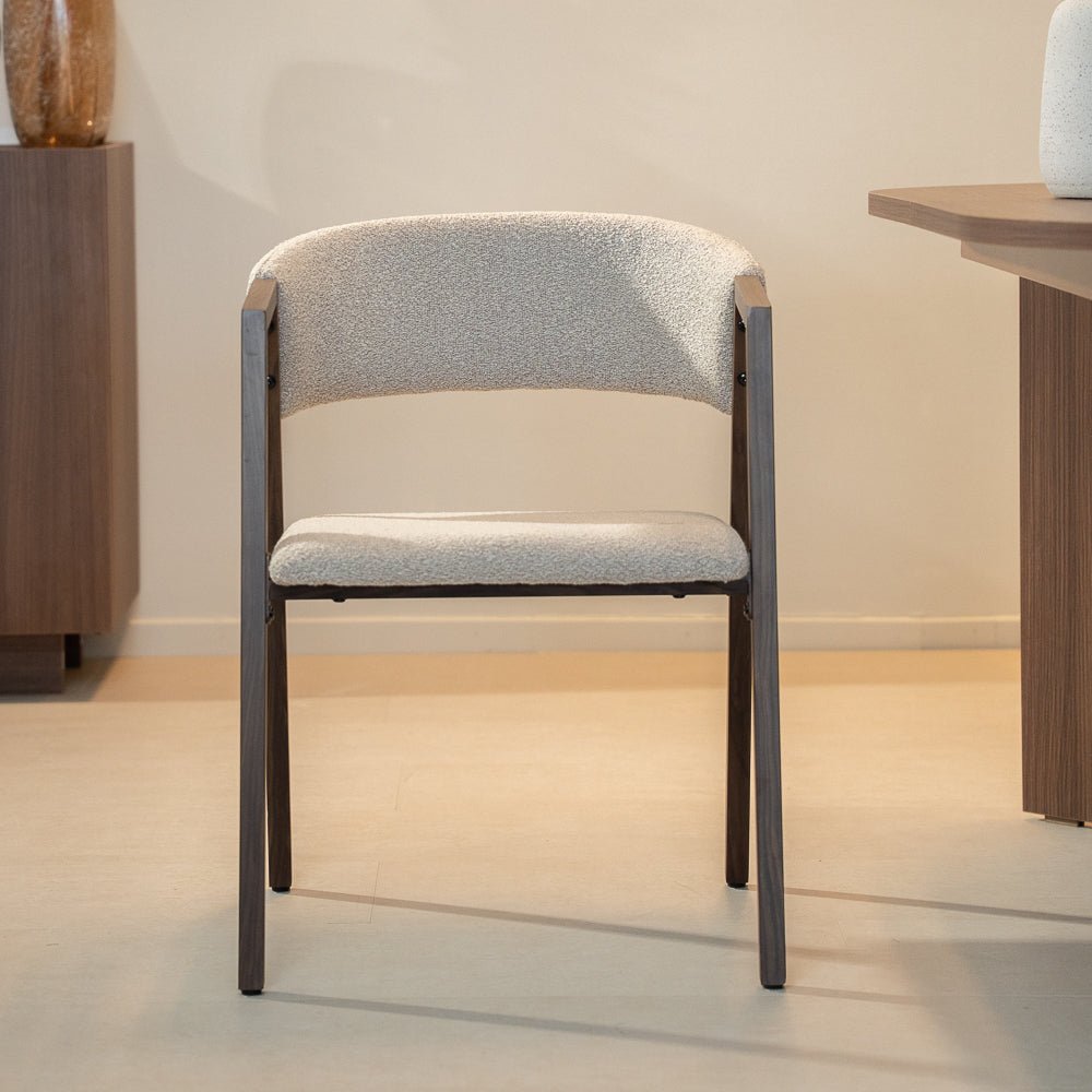 Eetkamerstoelen-Japandi eetkamerstoel zandkleur bouclé Kyo - walnoot frame - met armleuning-Dimehouse