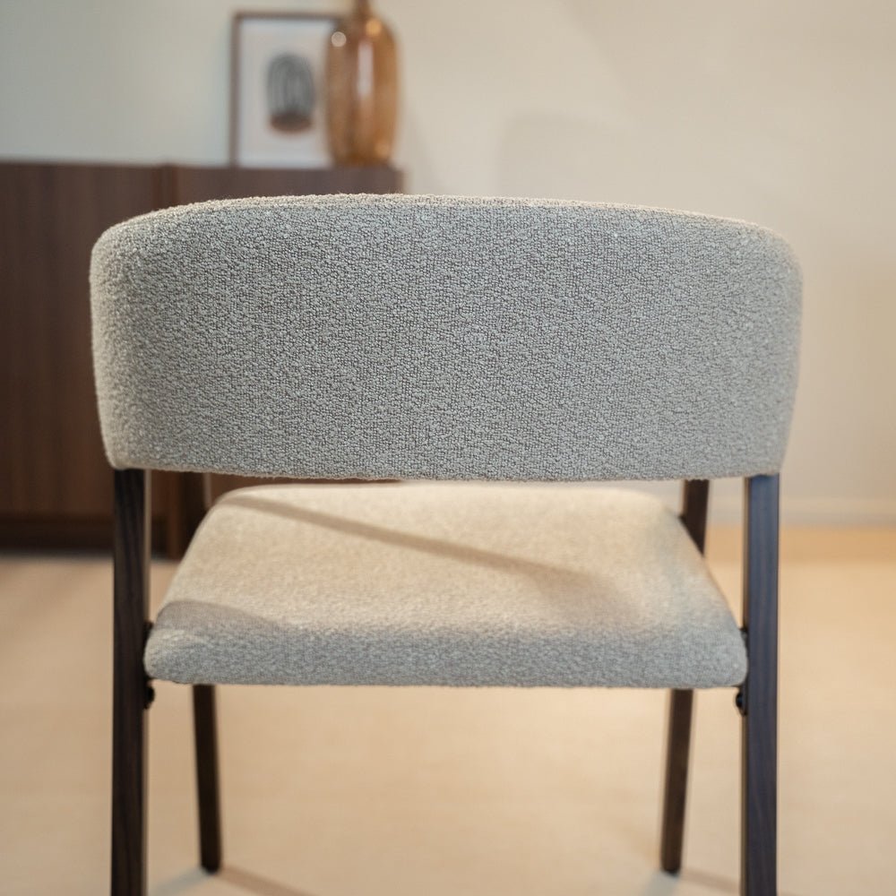 Eetkamerstoelen-Japandi eetkamerstoel zandkleur bouclé Kyo - walnoot frame - met armleuning-Dimehouse