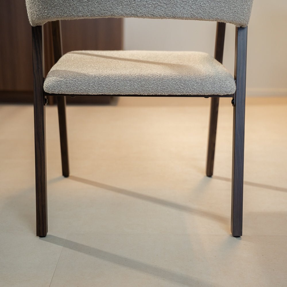 Eetkamerstoelen-Japandi eetkamerstoel zandkleur bouclé Kyo - walnoot frame - met armleuning-Dimehouse