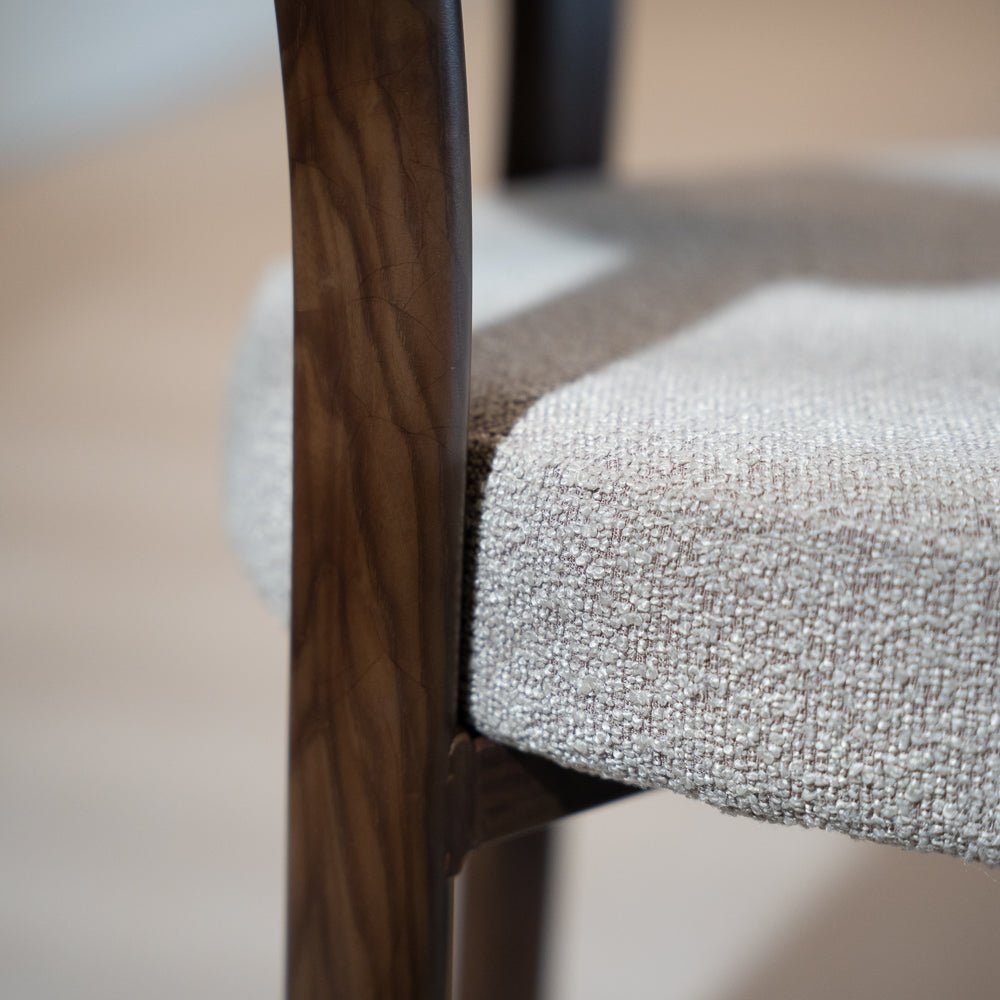 Eetkamerstoelen-Eetkamerstoel bouclé zandkleur Aiko - walnootlook frame - Japandi-Dimehouse