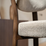 Barkrukken-Barstoel bouclé zandkleur Aiko - walnootlook frame - Japandi-Dimehouse