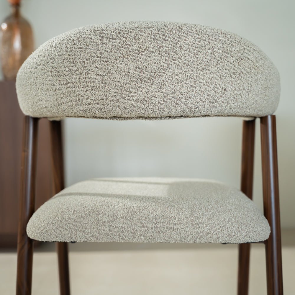 Eetkamerstoelen-Japandi Eetkamerstoel Zandkleur Bouclé Suki - Walnoot Frame - Met Armleuning-Dimehouse