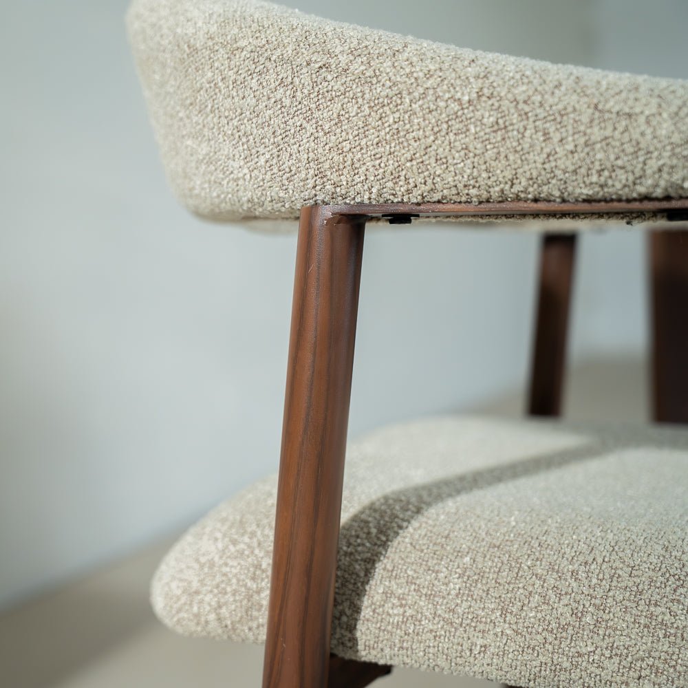Eetkamerstoelen-Japandi Eetkamerstoel Zandkleur Bouclé Suki - Walnoot Frame - Met Armleuning-Dimehouse