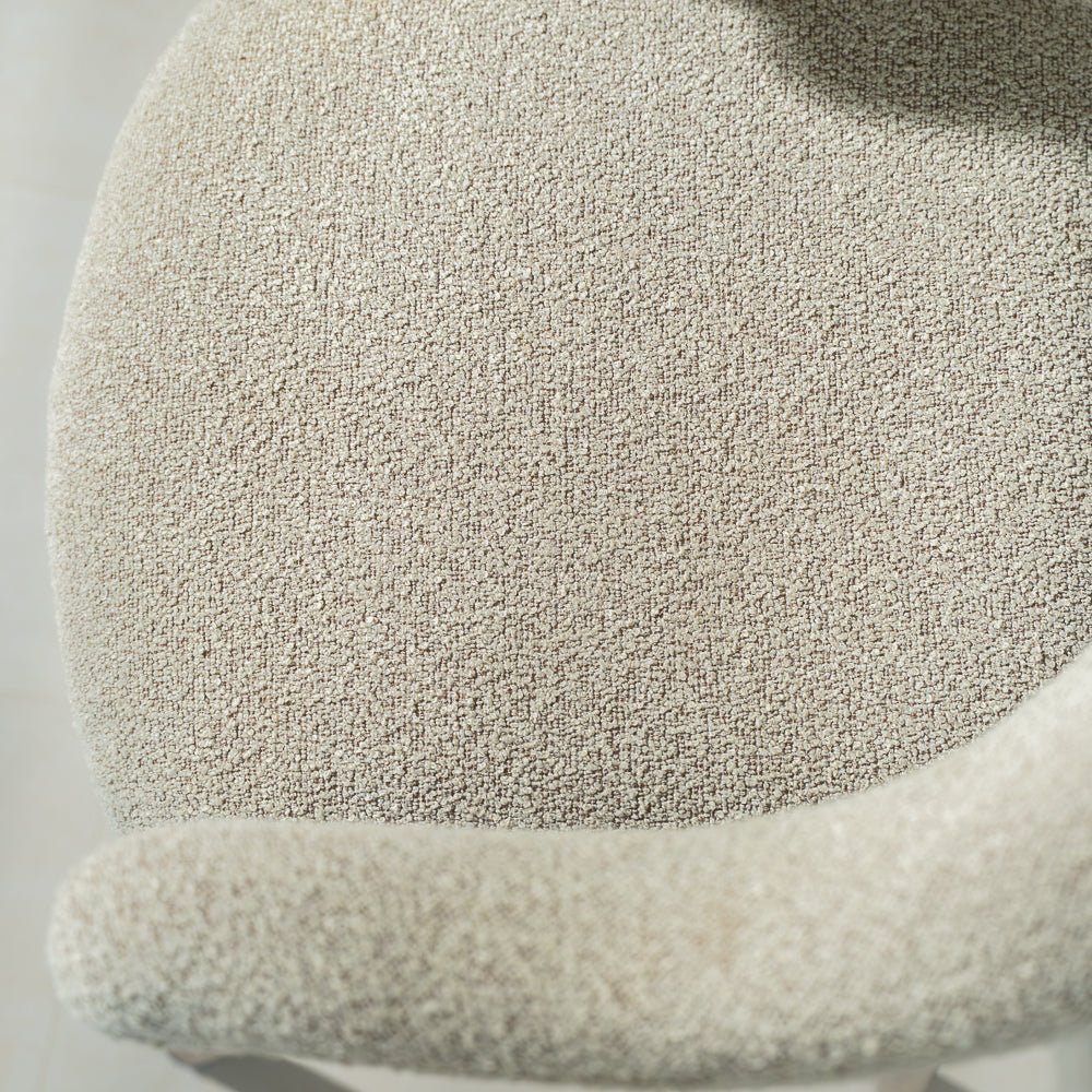 Eetkamerstoelen-Japandi Eetkamerstoel Zandkleur Bouclé Suki - Walnoot Frame - Met Armleuning-Dimehouse
