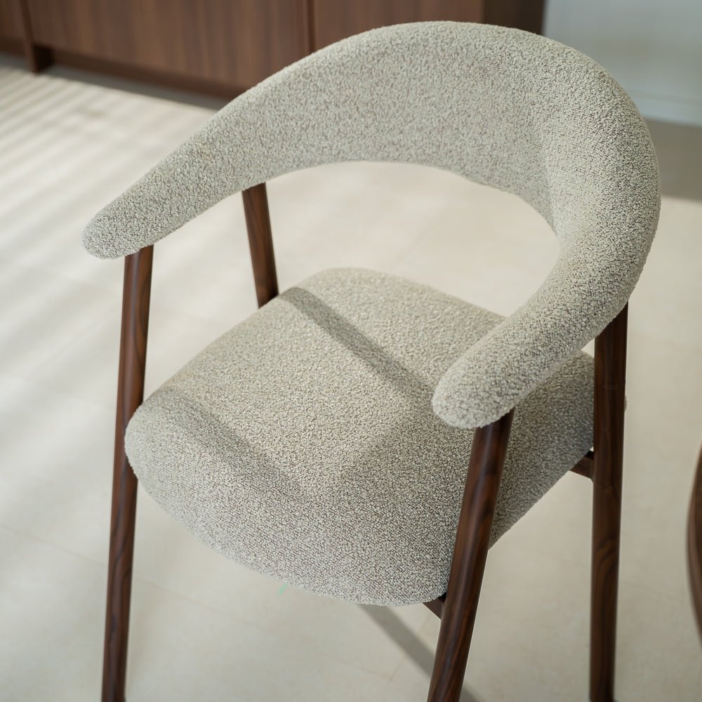 Eetkamerstoelen-Japandi Eetkamerstoel Zandkleur Bouclé Suki - Walnoot Frame - Met Armleuning-Dimehouse
