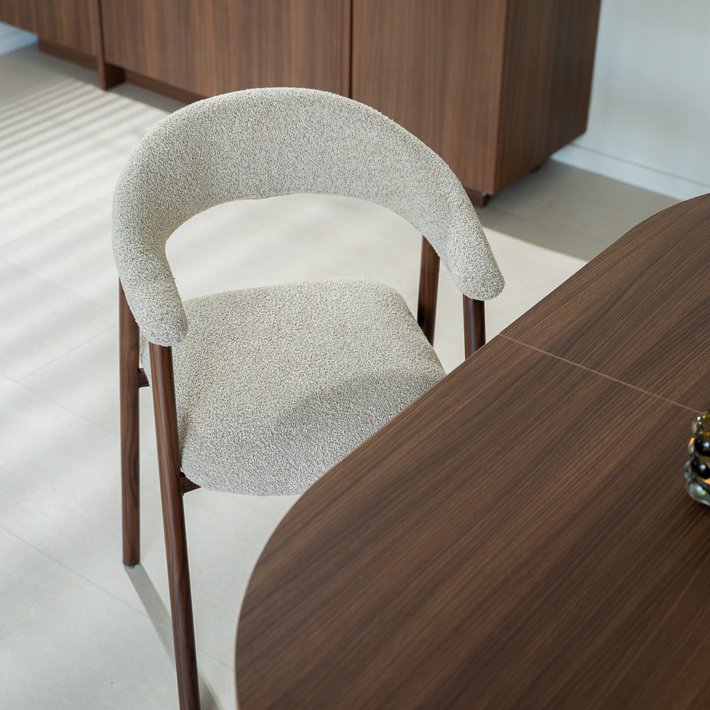 Eetkamerstoelen-Japandi Eetkamerstoel Zandkleur Bouclé Suki - Walnoot Frame - Met Armleuning-Dimehouse