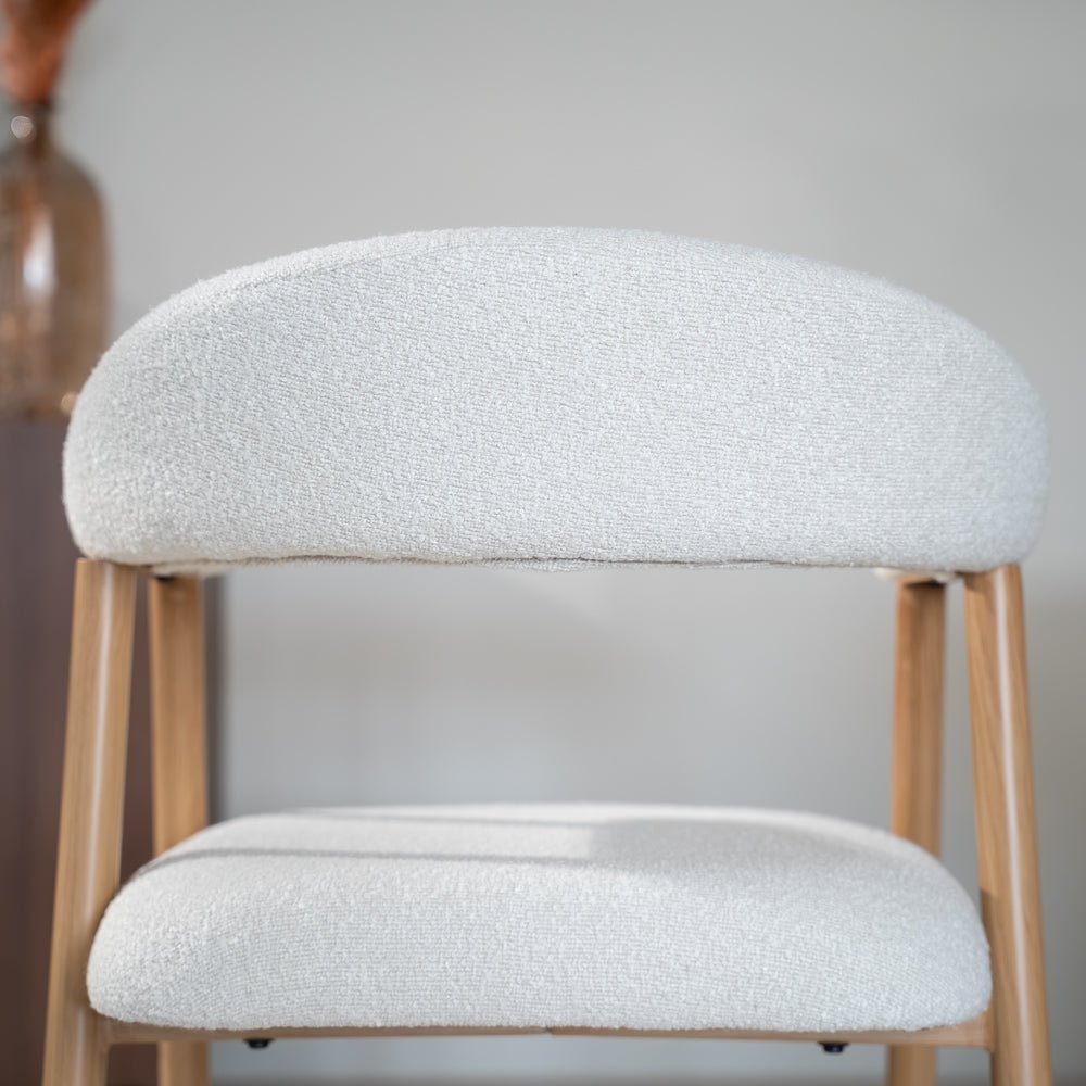 Eetkamerstoelen-Japandi Eetkamerstoel Beige Bouclé Suki - Eikenlook Frame - Met Armleuning-Dimehouse