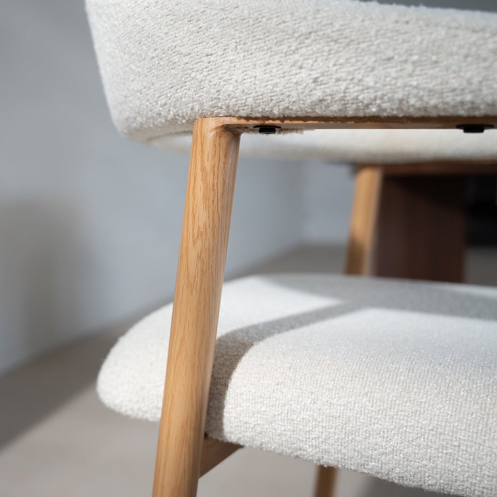 Eetkamerstoelen-Japandi Eetkamerstoel Beige Bouclé Suki - Eikenlook Frame - Met Armleuning-Dimehouse