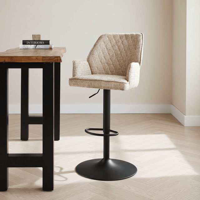 Draaibare Barkruk Beige Novan Chenille Stof - Verstelbaar - Met Armleuningen sfeerfoto in modern interieur