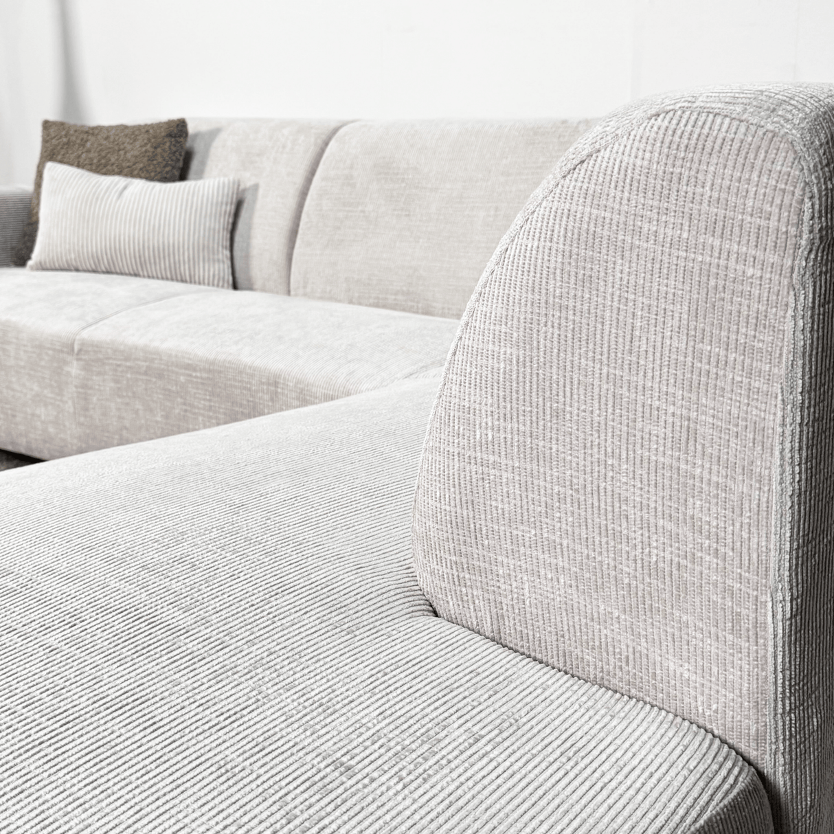 Corner sofa with chaise longue, beige chenille fabric Manon - right 