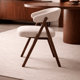 Eetkamerstoelen - Japandi eetkamerstoel zandkleur bouclé Miyu - walnoot frame - met armleuning - Dimehouse
