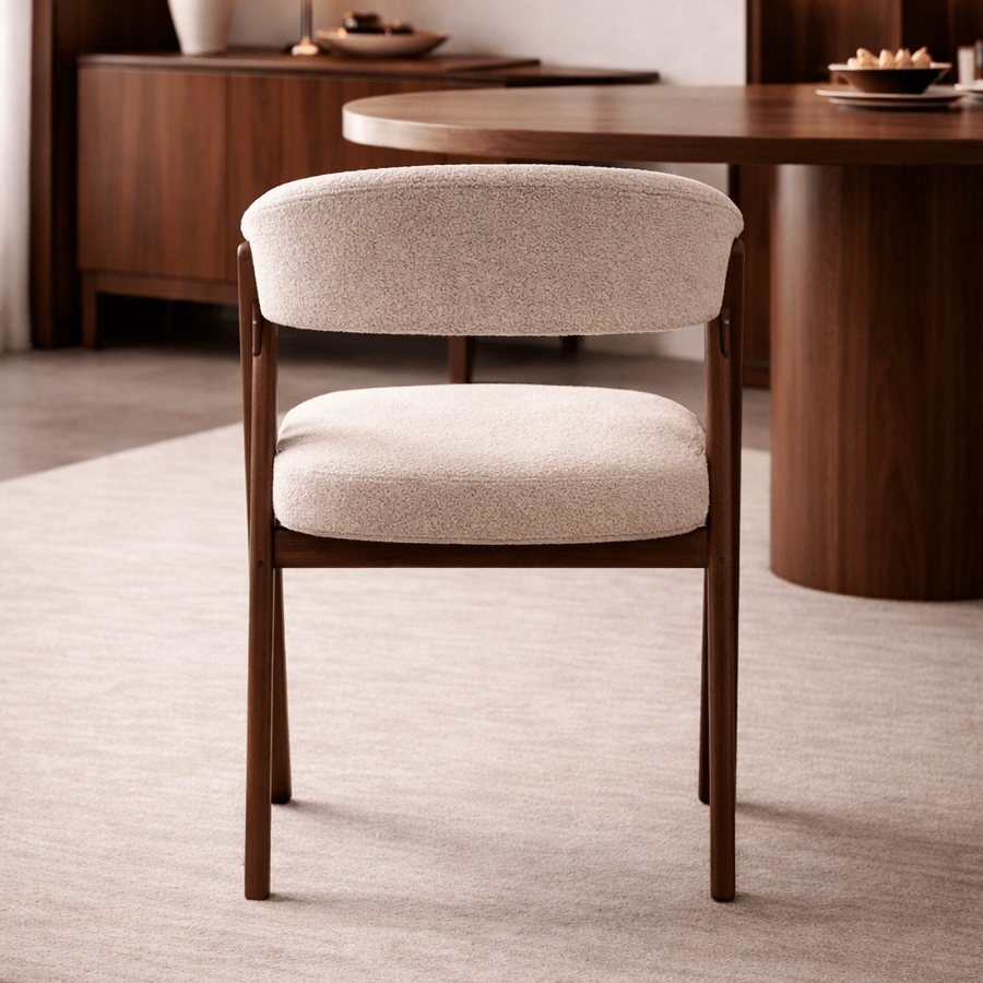Eetkamerstoelen - Japandi eetkamerstoel zandkleur bouclé Miyu - walnoot frame - met armleuning - Dimehouse