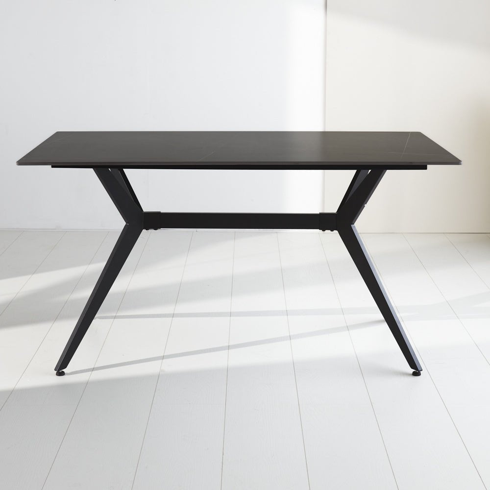 Eettafel Grace Black Dimehouse Zwart LxBxH 160x94x13 Sintered stone Sfeerfoto schuin vooraanzicht