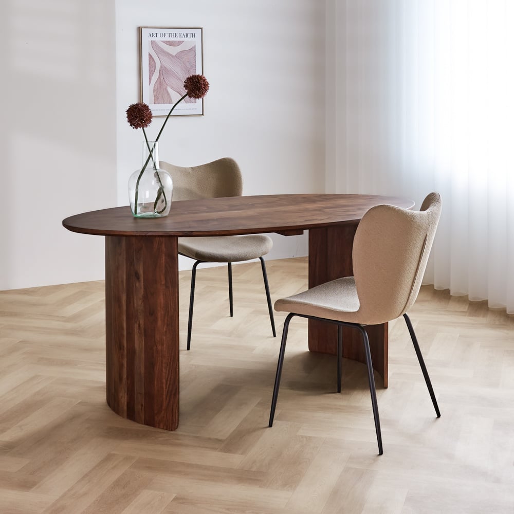 Eettafel Yves Walnut Finish Dimehouse Bruin LxBxH 185x105x9 Acaciahout Sfeerfoto schuin vooraanzicht